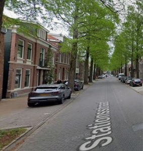 Straat gedeeltelijk dicht om bomen te snoeien